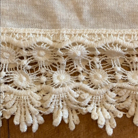 White quarter sleeve top - Picture 2 of 4